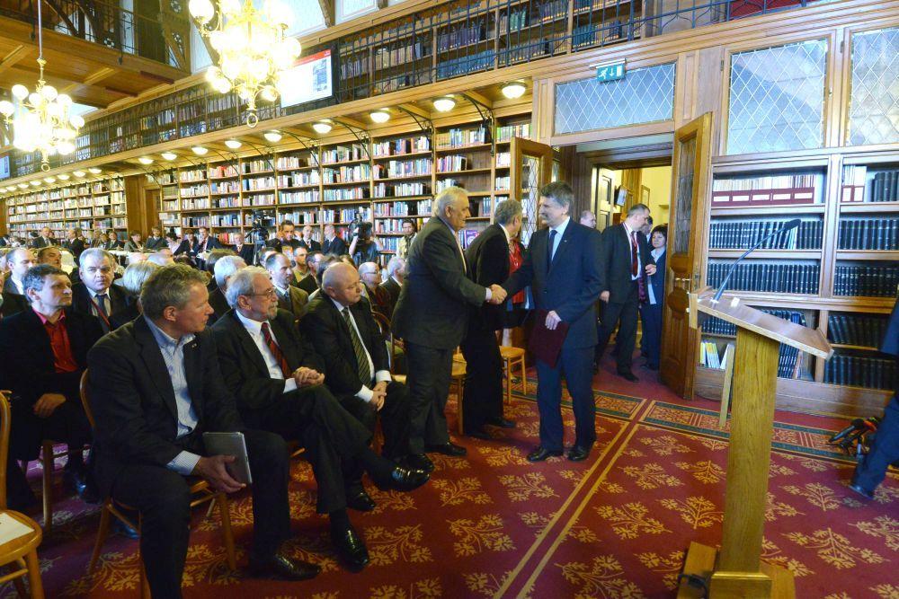 Kövér László üdvözli a megjelenteket Kövér László üdvözli a megjelenteket